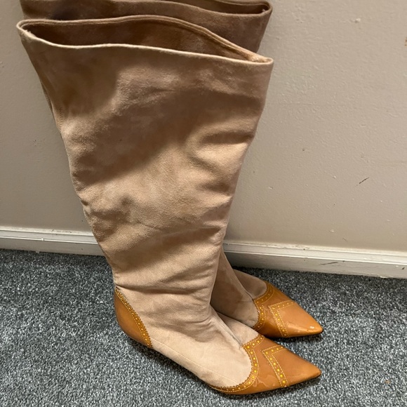 Suede boots light color with patent at toe and heel - Picture 2 of 4